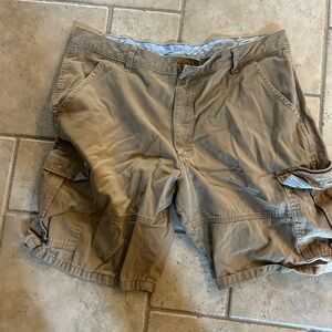 Wrangler Tan Cargo Shorts with Flat-Front Design